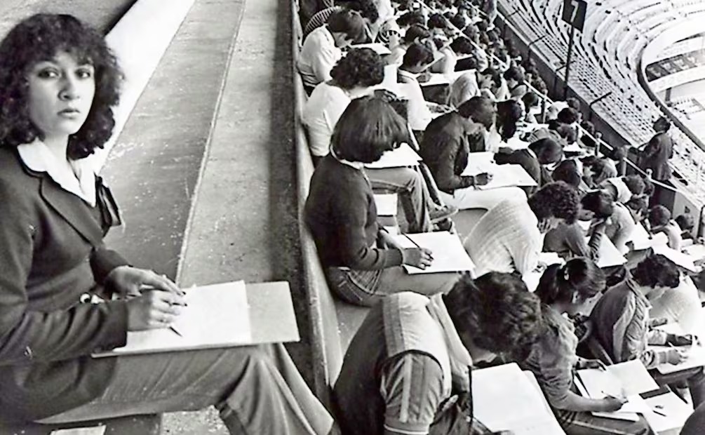 El_Universal_Mx's tweet photo. ¿Cómo era la aplicación del examen de ingreso a la UNAM de 1969 a finales de los 80 en el Estadio Azteca? 🧐📷

La regla era sentarse en el concreto frío y en las manos sólo se permitía la tabla para recargarse. 

#FOTOS: ARCHIVO | EL UNIVERSAL

https://t.co/KGEDnIjiRp https://t.co/ImA6Z4Yq0Z