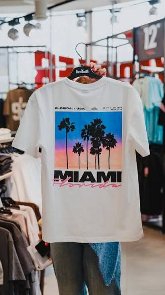STYT____'s tweet photo. @siuopil Je pense le pire c'est ce t-shirt cet été je l'ai plus vu que certains membres de ma famille https://t.co/nXKuWQBp2M