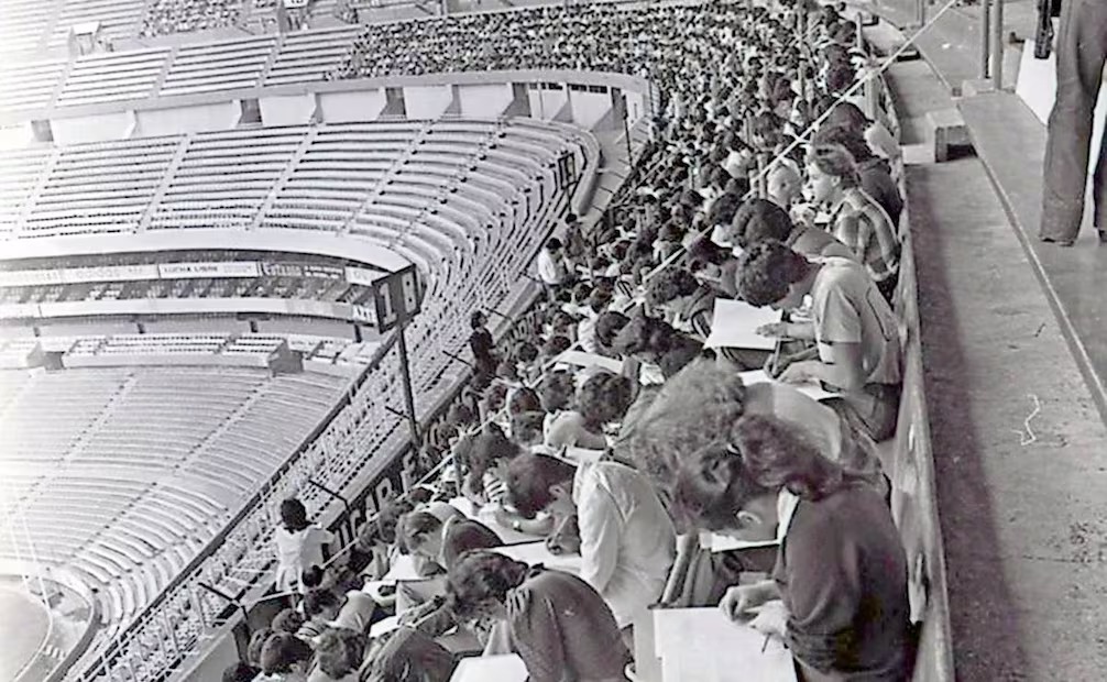 El_Universal_Mx's tweet photo. ¿Cómo era la aplicación del examen de ingreso a la UNAM de 1969 a finales de los 80 en el Estadio Azteca? 🧐📷

La regla era sentarse en el concreto frío y en las manos sólo se permitía la tabla para recargarse. 

#FOTOS: ARCHIVO | EL UNIVERSAL

https://t.co/KGEDnIjiRp https://t.co/ImA6Z4Yq0Z