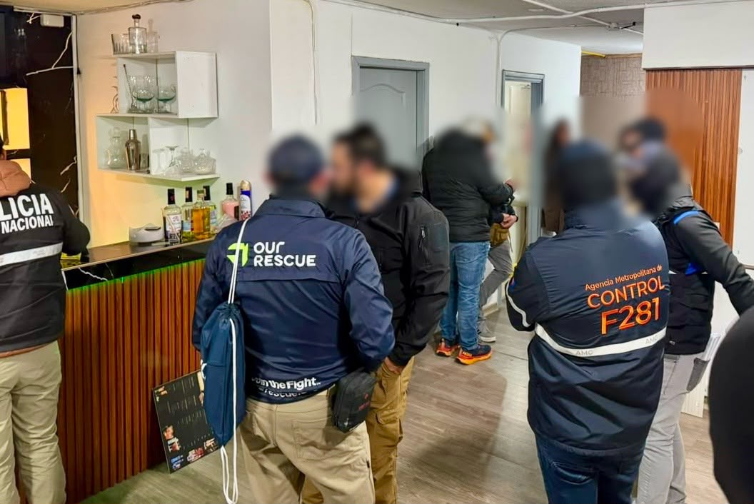 FiscaliaEcuador's tweet photo. #ATENCIÓN | #Pichincha: #FiscalíaEc y @PoliciaEcuador ejecutaron un operativo en #Quito, como parte de una investigación por presunta #TrataDePersonas. Tres ciudadanos fueron detenidos en los diferentes allanamientos. https://t.co/L0VWjTXUcL
