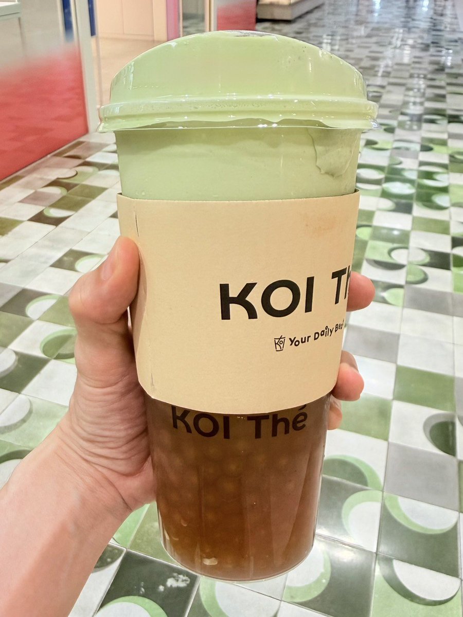 ahappydiary11's tweet photo. ชาตัวใหม่ koi the อร่อยอยู่นะ ส่วนตัวชอบชาใสของkoi the อยู่แล้ว รสชาชัด หอมแบบธรรมชาติ ตัดกับความนวลๆของมูสชาเขียวพอดีๆ #koithe https://t.co/nW6tp6GwJd
