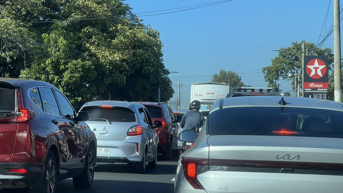 radar_sv's tweet photo. 👉🏻un poco de trabazón sobre la Av. Bernal #SanSalvador 
🚗El paso v un poco lento #TraficoSV https://t.co/O3kIzNbTHB