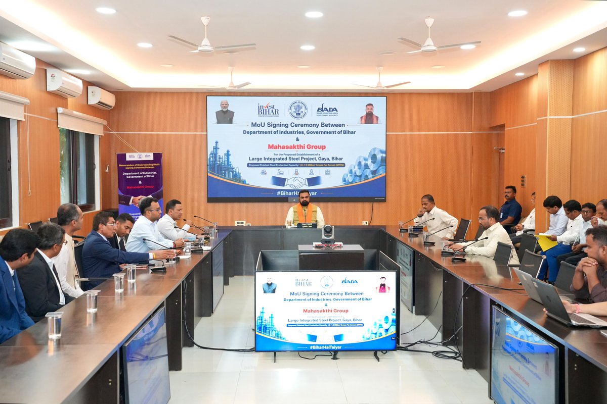 officecmbihar's tweet photo. माननीय मुख्यमंत्री श्री सम्राट चौधरी जी के समक्ष आज लोक सेवक आवास स्थित 'संकल्प' सभागार में उद्योग विभाग एवं महाशक्ति ग्रुप के बीच गयाजी जिले में ₹6,000 करोड़ की लागत से प्रस्तावित बड़े एकीकृत इस्पात संयंत्र की स्थापना हेतु एमओयू पर हस्ताक्षर एवं उसका आदान-प्रदान किया गया। https://t.co/pmumokSuxH