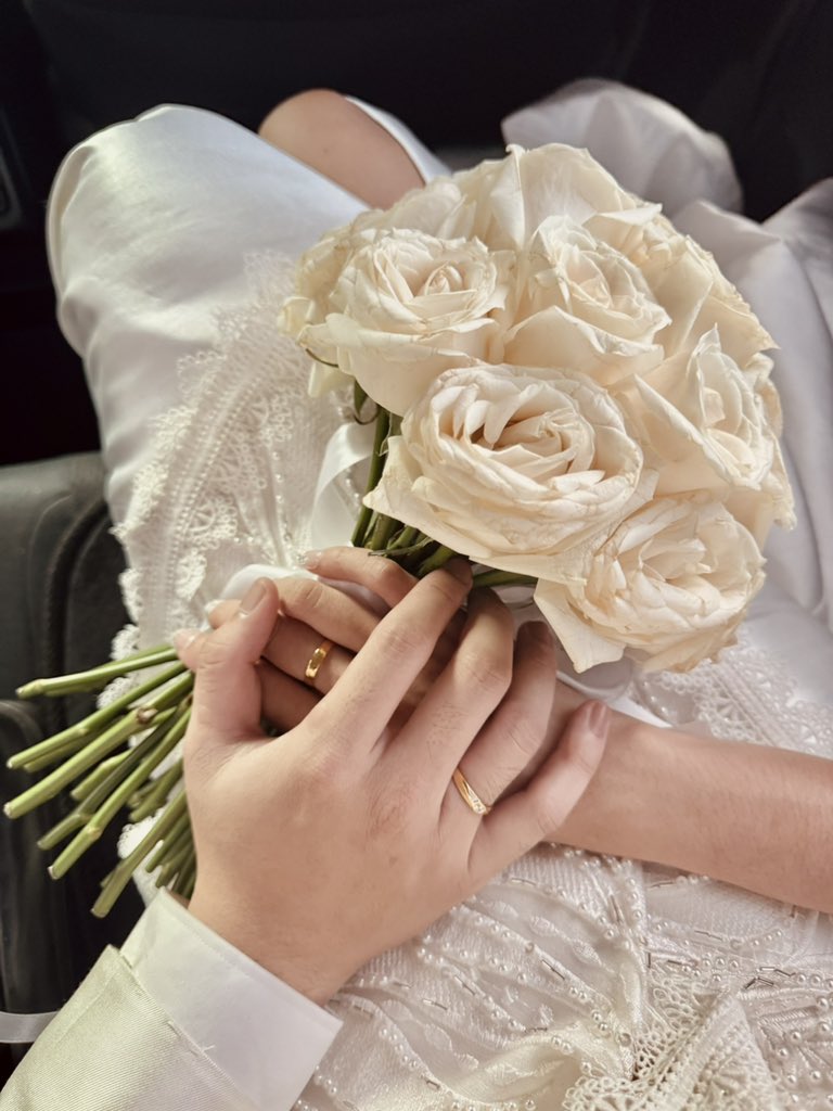 filiaflo_'s tweet photo. sudah lama tdk bercuit👋🏻
hi, X. I’m married now! :p https://t.co/3xkL27NnaW