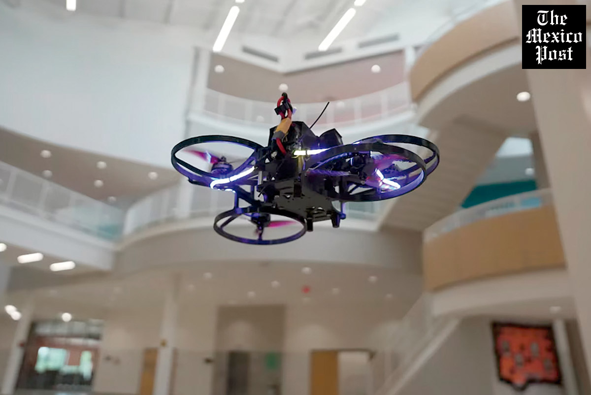 MexicoPost's tweet photo. #Escuelas en #EUA preparan polémica #defensa contra #tiroteos, usarán #drones con #GasPimienta
#Planteles de #Colorado, #Florida y #Georgia usarán #AeronavesNoTripuladas capaces de #detectar y #neutralizar #atacantes en #segundos.
https://t.co/ufqRyVOvSg https://t.co/nGKlzdhOLT