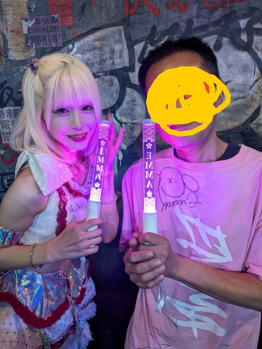 oksama115's tweet photo. EMMAちゃんの特典会応援３００回を目指すRePLAYおじさん『１９５回目』
@渋谷近未来会館　
EMMA生誕月の８月に向けて特注ペンラで応援☺メンバー評『こうじさんペンラ長っ』
@emma__RePLAY https://t.co/hsgCtoQiKA
