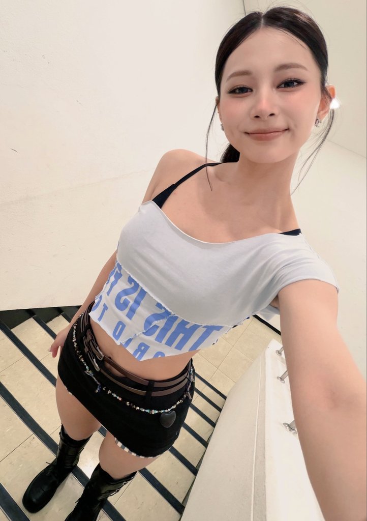 ThisisforuTzu's tweet photo. THIS TZUYU SELCA 💅🤌 https://t.co/QCR2RRPELl