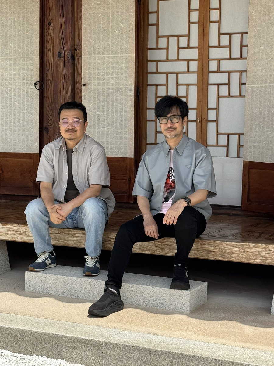HIDEO_KOJIMA_EN's tweet photo. With director Yeon Sang-ho. https://t.co/vNiYwdGSS3
