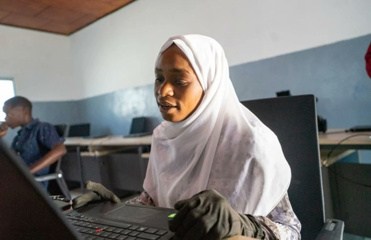 Achta_Saleh26's tweet photo. مروة من السودان، طالبة علوم حاسوب فرت من الحرب💙
اليوم في تشاد تتعلم IoT وCisco في مركز إيريدمي
قالت: "كل يوم أحس إني بتقدم للأمام"
تشاد مش بس بتستضيف، بتبني مستقبل الناجين معاها 🇹🇩✨

#تشاد #أمل #تعليم https://t.co/crtqy0DGnt