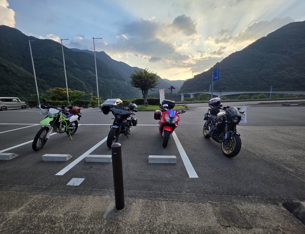 tochi787's tweet photo. 椎間板外側ヘルニアになってしまって左腰が超絶激痛です😰なんか逃げ場のない神経を圧迫するから他のヘルニアよりも痛みが強いんだとか。思い当たる節ないのになあ。まさか自分がヘルニアになるとは🥲
いつバイク乗れるようになるかな､､､
#レブル250 https://t.co/DT2fkBNauB