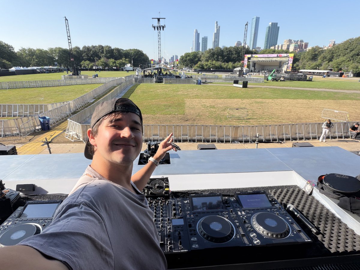 johnsummit's tweet photo. it’s gameday baby @lollapalooza https://t.co/KoFkgAoV1Y