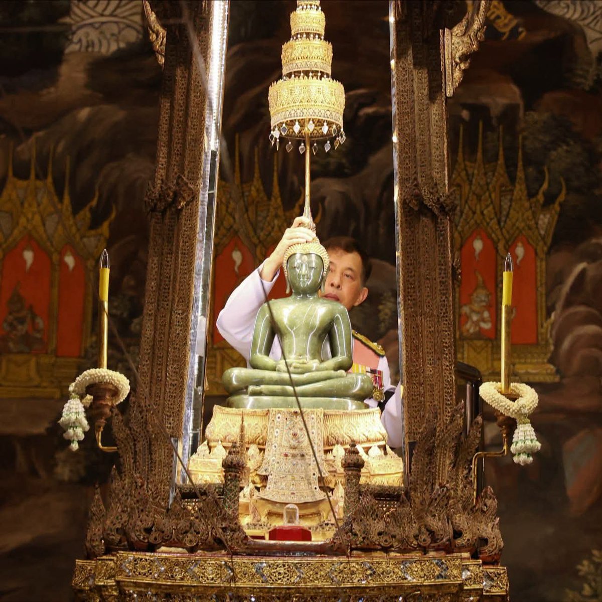 DrnewSuphanat's tweet photo. วันที่ 30 กรกฎาคม 2569 พระบาทสมเด็จพระเจ้าอยู่หัว ทรงเปลี่ยนเครื่องทรงฤดูร้อนของพระพุทธมหามณีรัตนปฏิมากร เป็นเครื่องทรงฤดูฝน ณ พระอุโบสถวัดพระศรีรัตนศาสดาราม ในพระบรมมหาราชวัง #ทรงพระเจริญ 🙏💛🇹🇭 https://t.co/EIGxyjsNik