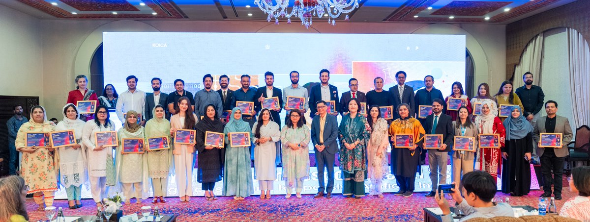 unwomen_pak's tweet photo. #DidYouKnow
🇵🇰 is one of the countries to host  full national ToT track of the #UNWomenGenderResponsiveAISchool.
🎓 34 trainers have graduated
✨ At the launch, graduates showcased innovative AI solutions 
Together with @MoITTOfficial and @KOICA_PK, we're advancing inclusive AI https://t.co/qxzJ5jkjZu