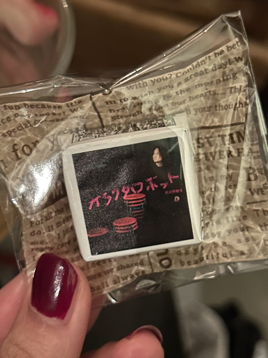 Turu502's tweet photo. なぁつかしい！！めっちゃ盛り上がったやつ！！みんなで「おおおお〜」って歌ったなぁ！一体感半端なかった！😆ペンライトも持っていったんだぞ〜😄ほらみて！先生のチロルチョコだよ！！後輩たち〜！良いだろ〜😄😄😄😄😄😄😄😄#メロスク #芹沢秀樹　#ワンマンライブ　#ガラクタロボット https://t.co/jpiCquVJ4G