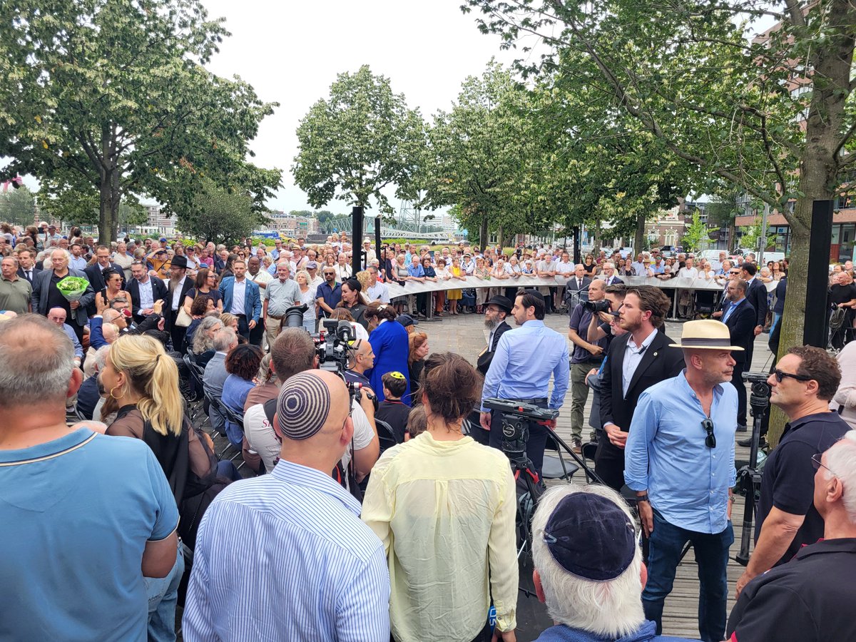 CIDI_nieuws's tweet photo. Zoals helaas te verwachten viel werd de herdenking bij Loods 24 verstoord door respectloze anti-Israel demonstranten. Zodra de Israelische ambassadeur ging spreken over de deportaties vanuit Rotterdam werden er leuzen geschreeuwd. Het is een schande dat Joodse doden niet meer in rust herdacht kunnen worden.
