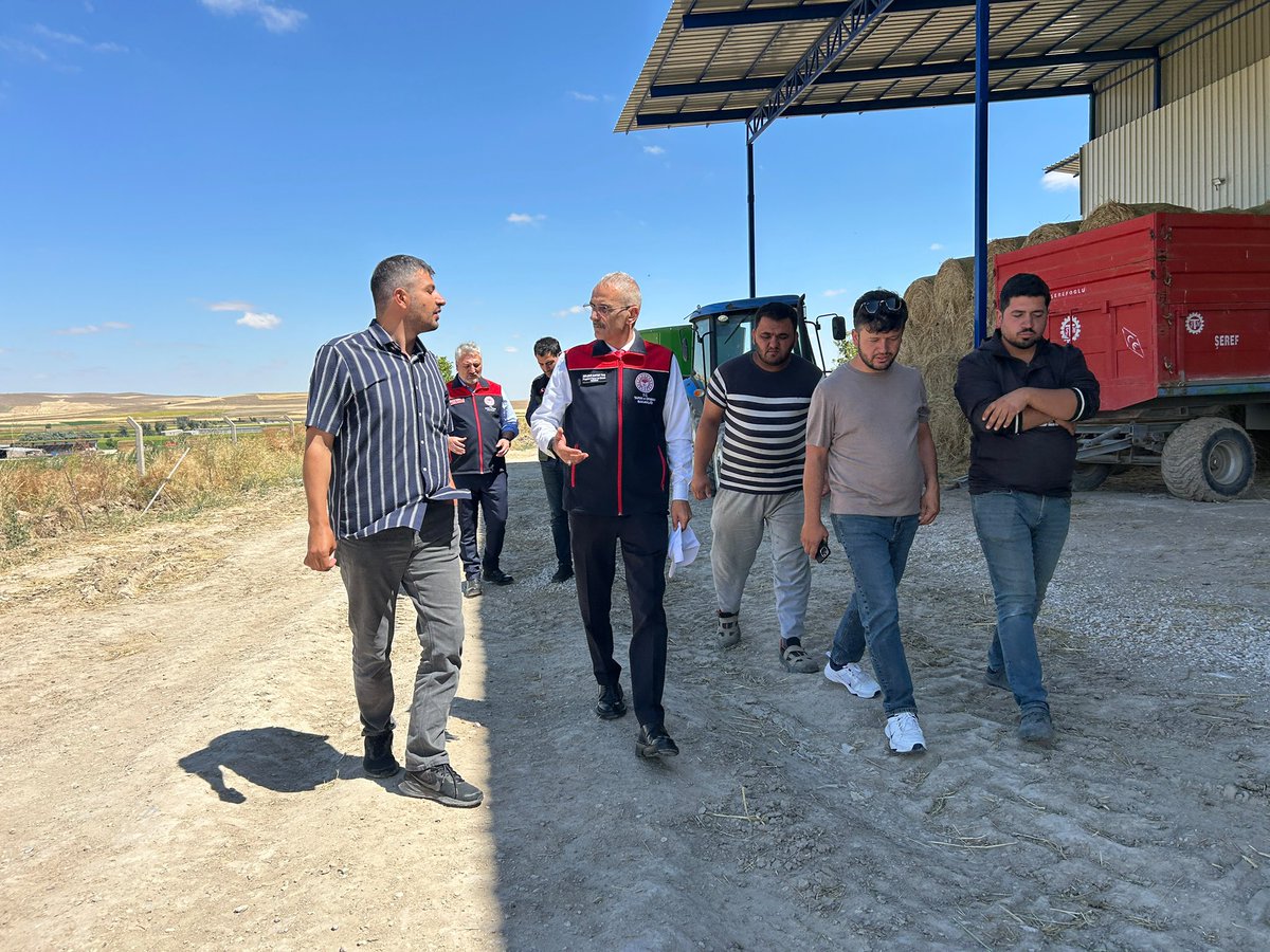 kirsehir_tarim's tweet photo. 🐄 Üreticilerimizle Bir Araya Gelmeye Devam Ediyoruz

İl Müdürümüz Bülent Zafer TAŞ ile İl Müdür Yardımcımız Murat BEKTAŞ, Mucur ilçemize bağlı Budak Köyü’nde faaliyet gösteren hayvancılık işletmesi ziyaret ettiler. https://t.co/auTKTJBR4G