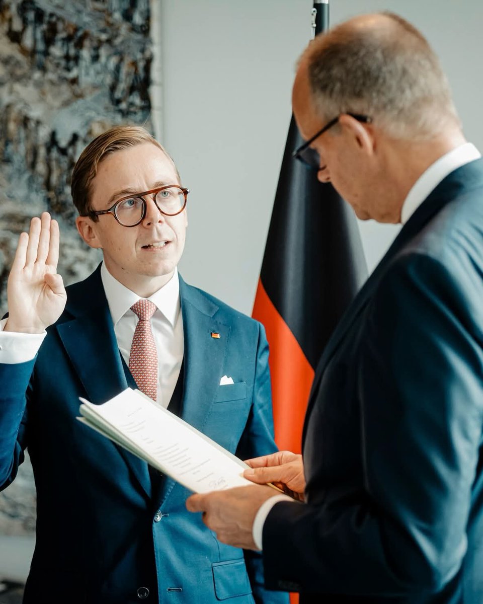 voxpanis's tweet photo. "Jawohl, mein Führer!"
#Merz #Amthor https://t.co/tHSbVIFNiu