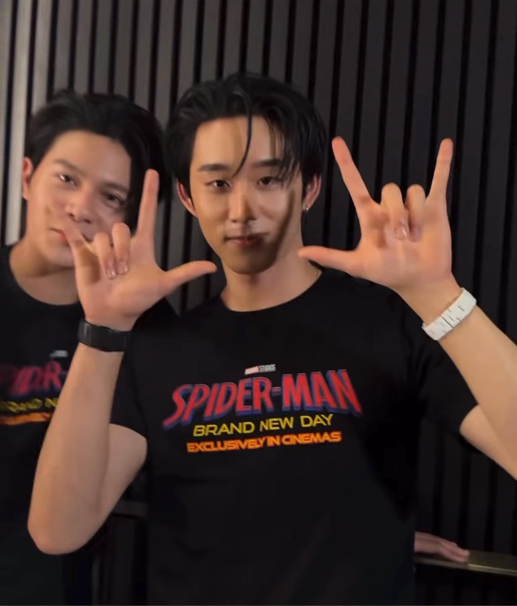 underthesamsky_'s tweet photo. ยืนเอามือโอบหลัง โน้มตัวพร้อมยื่นหน้าเข้ามาใกล้ๆ คือเอาดีๆ ปีเตอร์ปาร์คเกอร์ยังไม่หวงเอมเจเท่าวิลเลี่ยมจักภัทรหวงพี่เอสเลยอะ 😖

WILLIAMEST WESLEY SPIDEY 
#SFxWilliamEstWesley https://t.co/s24KcxdCXE