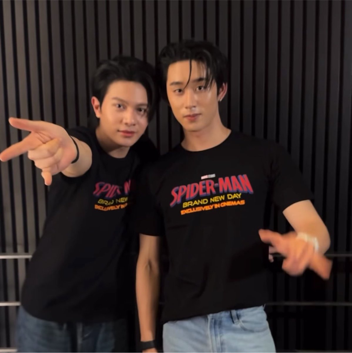 underthesamsky_'s tweet photo. ยืนเอามือโอบหลัง โน้มตัวพร้อมยื่นหน้าเข้ามาใกล้ๆ คือเอาดีๆ ปีเตอร์ปาร์คเกอร์ยังไม่หวงเอมเจเท่าวิลเลี่ยมจักภัทรหวงพี่เอสเลยอะ 😖

WILLIAMEST WESLEY SPIDEY 
#SFxWilliamEstWesley https://t.co/s24KcxdCXE