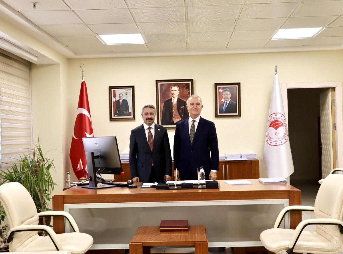 MustafaAlkayis's tweet photo. 📍 Tarım ve Orman Bakanlığı Tütün ve Alkol Dairesi Başkanlığı

Çelikhan Kaymakamımız Sayın Özgür PELVAN, İl Genel Meclis Üyemiz Sayın Engin AVCI ve Çelikhan Ziraat Odası Başkanımız Sayın Abdurrahman KAYA ile birlikte, Tütün ve Alkol Dairesi Başkanımız Sayın Uğur YALÇIN’ı ziyaret ettik.

Adıyaman’ımızın en önemli geçim kaynaklarından biri olan, kalitesiyle dünya çapında marka değeri taşıyan tütünümüzün geleceğine ilişkin değerlendirmelerde bulunduk. Üreticilerimizin emeğini koruyacak ve tütün üretiminin yasal zeminde daha güçlü bir yapıya kavuşmasını sağlayacak çalışmalarımızı kararlılıkla sürdürüyoruz.

Alın teriyle üreten çiftçimizin yanında olmaya, Adıyaman tütününün hak ettiği değeri görmesi için her platformda gayret göstermeye devam edeceğiz.