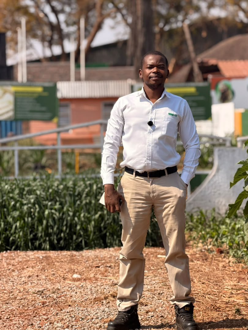 PoteDior's tweet photo. The journey of agronomy is never walked alone. No one has a monopoly of knowledge. Every farm visit is a chance to listen, learn and share experiences.

Great spending time with @ForwardMakasi1 & several farmers. Together, we can serve farmers better through a shared vision, shared responsibility,

#Agronomy #KnowledgeSharing #ChiefFarmer