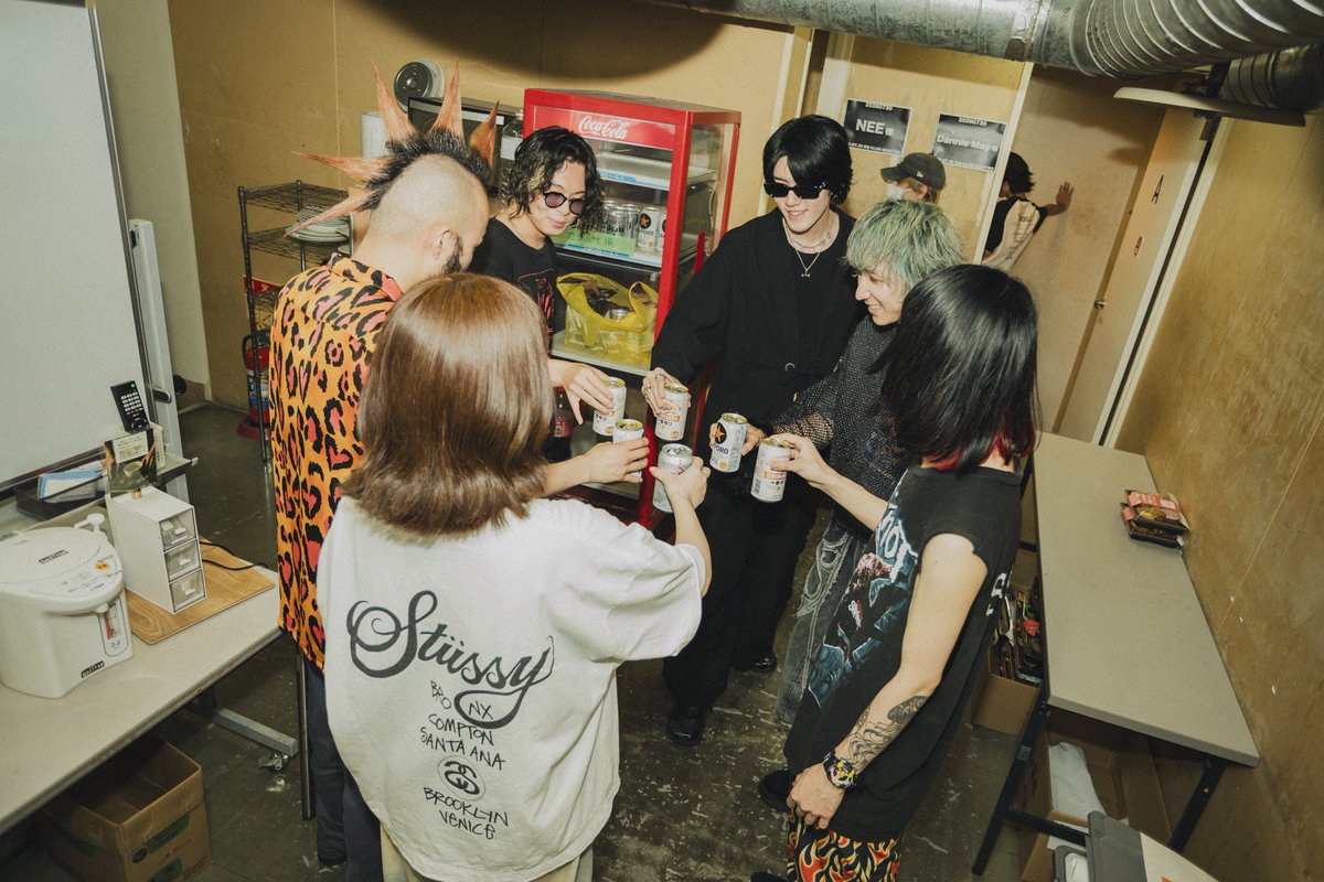 yuno_24hf's tweet photo. 誰がなんと言おうと3人で歌い続けることを選んだNEEが俺は大好き。
この先も、ずっと末長く日本のバンドシーンを一緒に背負って行こうね。 https://t.co/vDN6p27Ipw