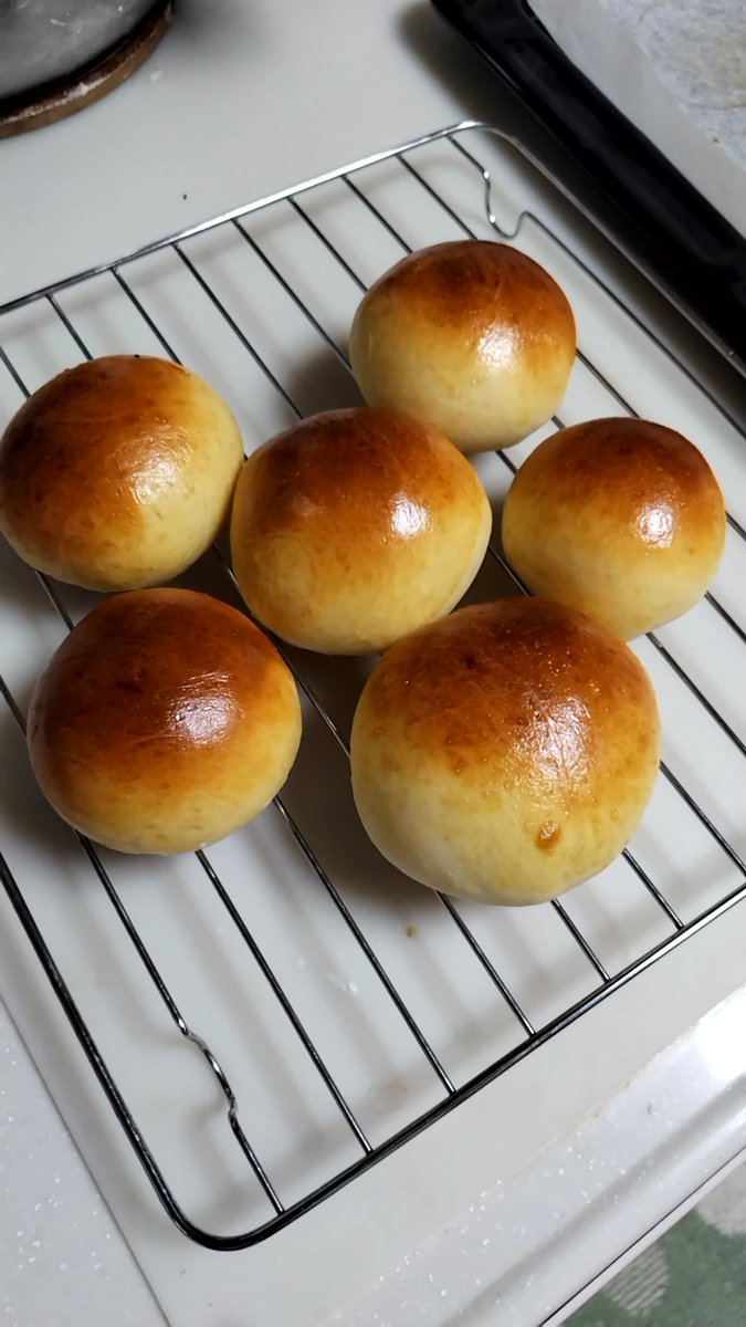 akizakura_'s tweet photo. パンの基礎らしい丸パンを焼いた！
焼き立て食べたけど美味しい！ https://t.co/hrBOFTHoJi
