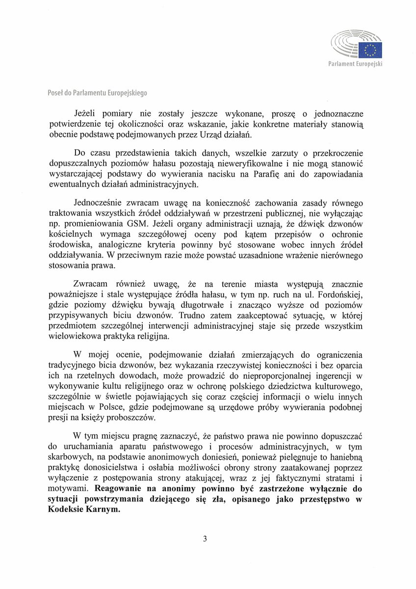 GrzegorzBraun_'s tweet photo. PROTEST

przeciwko działaniom zmierzającym do ograniczenia lub uciszenia dzwonów Parafii Rzymskokatolickiej pw. Świętej Trójcy w Bydgoszczy przy ul. Świętej Trójcy 26

oraz

WNIOSEK

o udostępnienie pełnej dokumentacji źródłowej w sprawie rzekomej uciążliwości hałasowej

Szanowni Państwo,

Z najwyższym niepokojem przyjąłem treść pisma Wydziału Ochrony Środowiska Urzędu Miasta Bydgoszczy z dnia 20 lipca 2026 r. (znak: WOŚ-I.6251.30.2026.IB), skierowanego do Księdza Proboszcza Janusza Tomczaka, Proboszcza Parafii Rzymskokatolickiej Świętej Trójcy w Bydgoszczy. Z jego treści wynika, że w następstwie anonimowego zgłoszenia przekazanego przez Główny Inspektorat Ochrony Środowiska, Urząd rozważa podjęcie działań mogących prowadzić do ograniczenia tradycyjnego bicia dzwonów kościelnych.

Takie działania budzą mój stanowczy sprzeciw, ponieważ dzwony kościelne nie są zwykłym urządzeniem emitującym hałas, lecz od ponad tysiąca lat stanowią integralny element liturgii Kościoła Katolickiego oraz dziedzictwa kulturowego, historycznego i duchowego Polski. Ich funkcją jest wezwanie wiernych do modlitwy i oznajmianie ważnych wydarzeń religijnych, a okazjonalnie również państwowych, dlatego nie mogą być oceniane wyłącznie przez pryzmat przepisów dotyczących typowych źródeł hałasu środowiskowego.

W konsekwencji, wszelkie działania administracyjne zmierzające do ograniczenia korzystania z dzwonów powinny uwzględniać nie tylko przepisy z zakresu ochrony środowiska, ale również konstytucyjne gwarancje wolności sumienia i religii (art. 53 Konstytucji RP), wolności sprawowania kultu publicznego oraz ochrony dziedzictwa kulturowego. Ograniczenie wielowiekowej praktyki religijnej wymaga zatem szczególnie starannego uzasadnienia, wykazania, że jest ono konieczne, proporcjonalne i oparte na rzetelnie ustalonym stanie faktycznym oraz wykazania wyższej wagi skutków społecznych wynikających z zakazu nad potencjalnymi stratami dla społeczeństwa.

W związku z powyższym, wnoszę o udostępnienie – na podstawie przepisów o dostępie do informacji publicznej – wszystkich materiałów stanowiących podstawę dotychczasowych działań Urzędu, a w szczególności:

• informacji, czy przeprowadzono pomiary poziomu hałasu, a jeśli tak – ich wyników,

• pełnej metodologii pomiarów, obejmującej miejsce, czas, warunki atmosferyczne, odległość od źródła, liczbę oraz czas trwania pomiarów,

• rodzaju, typu i numerów seryjnych wykorzystanych urządzeń pomiarowych,

• świadectw legalizacji oraz dokumentów potwierdzających ich kalibrację,

• danych podmiotu wykonującego pomiary,

• protokołów pomiarowych wraz z danymi źródłowymi oraz analizą niepewności pomiarowej,

• informacji o zastosowanych normach hałasu, wynikających z przepisów prawa, z określeniem m. in. decybeli, odległości, czasu trwania hałasu, częstotliwości itp.

Jeżeli pomiary nie zostały jeszcze wykonane, proszę o jednoznaczne potwierdzenie tej okoliczności oraz wskazanie, jakie konkretne materiały stanowią obecnie podstawę podejmowanych przez Urząd działań.

Do czasu przedstawienia takich danych, wszelkie zarzuty o przekroczenie dopuszczalnych poziomów hałasu pozostają nieweryfikowalne i nie mogą stanowić wystarczającej podstawy do wywierania nacisku na Parafię ani do zapowiadania ewentualnych działań administracyjnych.

Jednocześnie zwracam uwagę na konieczność zachowania zasady równego traktowania wszystkich źródeł oddziaływań w przestrzeni publicznej, nie wyłączając np. promieniowania GSM. Jeżeli organy administracji uznają, że dźwięk dzwonów kościelnych wymaga szczegółowej oceny pod kątem przepisów o ochronie środowiska, analogiczne kryteria powinny być stosowane wobec innych źródeł oddziaływania. W przeciwnym razie może powstać uzasadnione wrażenie nierównego stosowania prawa.

Zwracam również uwagę, że na terenie miasta występują znacznie poważniejsze i stale występujące źródła hałasu, w tym np. ruch na ul. Fordońskiej, gdzie poziomy dźwięku bywają długotrwałe i znacząco wyższe od poziomów przypisywanych biciu dzwonów. Trudno zatem zaakceptować sytuację, w której przedmiotem szczególnej interwencji administracyjnej staje się przede wszystkim wielowiekowa praktyka religijna.

W mojej ocenie, podejmowanie działań zmierzających do ograniczenia tradycyjnego bicia dzwonów, bez wykazania rzeczywistej konieczności i bez oparcia ich na rzetelnych dowodach, może prowadzić do nieproporcjonalnej ingerencji w wykonywanie kultu religijnego oraz w ochronę polskiego dziedzictwa kulturowego, szczególnie w świetle pojawiających się coraz częściej informacji o wielu innych miejscach w Polsce, gdzie podejmowane są urzędowe próby wywierania podobnej presji na księży proboszczów.

W tym miejscu pragnę zaznaczyć, że państwo prawa nie powinno dopuszczać do uruchamiania aparatu państwowego i procesów administracyjnych, w tym skarbowych, na podstawie anonimowych doniesień, ponieważ pielęgnuje to haniebną praktykę donosicielstwa i osłabia możliwości obrony strony zaatakowanej poprzez wyłączenie z postępowania strony atakującej, wraz z jej faktycznymi stratami i motywami. Reagowanie na anonimy powinno być zastrzeżone wyłącznie do sytuacji powstrzymania dziejącego się zła, opisanego jako przestępstwo w Kodeksie Karnym.

Domagam się zatem:

1. Odstąpienia od wszelkich działań zmierzających do ograniczenia tradycyjnego bicia dzwonów Parafii Świętej Trójcy w Bydgoszczy i w innych miejscach do czasu pełnego wyjaśnienia sprawy,

2. Udostępnienia kompletnej dokumentacji wskazanej powyżej,

3. Potwierdzenia, że ewentualne dalsze działania będą prowadzone z poszanowaniem konstytucyjnej wolności religii, zasady proporcjonalności oraz szczególnego charakteru dzwonów kościelnych jako elementu kultu religijnego i dziedzictwa kulturowego.

Oczekuję odpowiedzi odpowiadającej wadze sprawy oraz standardom działania organów administracji publicznej.

Z poważaniem,
Grzegorz Braun
Polski Poseł do Parlamentu Europejskiego

Otrzymują do wiadomości:
– Prezydent Rzeczypospolitej Polskiej
– Prymas Polski
– Minister Spraw Wewnętrznych i Administracji