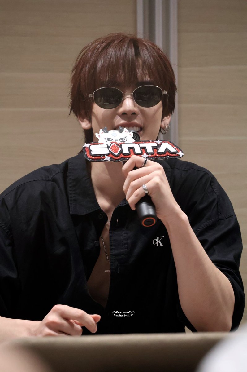 mine94th's tweet photo. คู่ชั้นชอบใส่แว่นดำมากจริง ๆ คนนึงใส่แว่นตอนหนึ่งทุ่ม คนนึงใส่แว่นดำกินไข่เจียว 555555555555555555555555555555 

JASPER FLAREY FANSIGN

#งานมหกรรมนิยายนานาชาติ2026xJASPER 
#Santapp https://t.co/DUy8YgDV5R