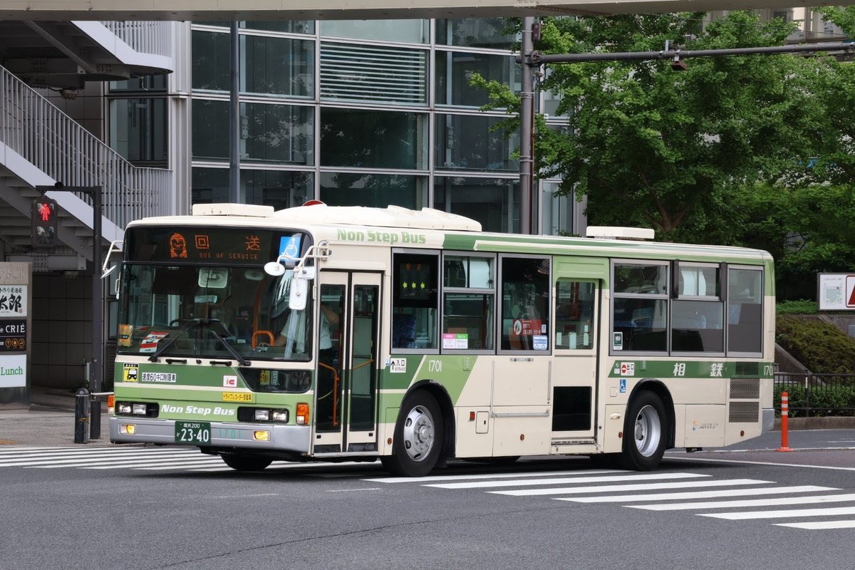 taguchixtu's tweet photo. 4社局コラボツアーの車両紹介その3は、相鉄バス1701号車です。2007年に導入されたペタノン。形式はPJ-MP37JKで、旭営業所所属です。相鉄バスではラス1だそうです。海老名はいすゞか西工ばかりなので、ペタノンは新鮮。ツアーのパンフでは、関東でもラス1となっていましたが、せ110(M尺)もいますよねw https://t.co/wGjYrNEjLA