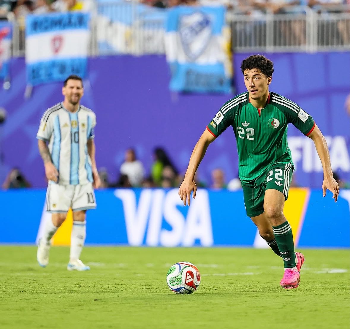 Squadra213's tweet photo. Le potentiel de ce milieu est dingue c’est tellement dommage d’avoir saboter notre Coupe du Monde en ayant mis titulaire des joueurs qui ont enchainé les mauvaises performances… 😶🇩🇿

Yacine n’a MÊME PAS UNE SEULE MINUTE de jeu pendant cette CDM, les Lensois comprendront notre mécontentement inshaAllah. 

D’ailleurs le plus « vieux » des trois est un 2002, tu peux avoir ce milieu pendant 15 ans mais non ça va continuer à préférer des morts-vivants ! 😂