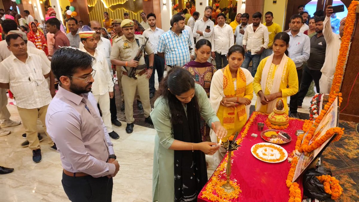 dmshravasti's tweet photo. ‘‘मुख्यमंत्री सामूहिक विवाह योजना’’ के तहत 23 जोड़ों का भव्य सामू���िक विवाह सम्पन्न कराया गया। जिसका मा0 जनप्रतिनिधिगणों एवं अधिकारियों ने द्वीप प्रज्वलित कर एवं कलश की पूजा कर शुभारम्भ किया तथा वर-वधुओं को प्रमाण पत्र व उपहार भेंट कर उन्हें आर्शीवाद प्रदान किया।  @CMOfficeUP https://t.co/Al2A5cqnK7