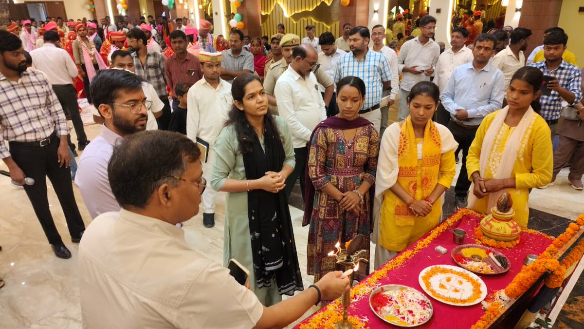 dmshravasti's tweet photo. ‘‘मुख्यमंत्री सामूहिक विवाह योजना’’ के तहत 23 जोड़ों का भव्य सामू���िक विवाह सम्पन्न कराया गया। जिसका मा0 जनप्रतिनिधिगणों एवं अधिकारियों ने द्वीप प्रज्वलित कर एवं कलश की पूजा कर शुभारम्भ किया तथा वर-वधुओं को प्रमाण पत्र व उपहार भेंट कर उन्हें आर्शीवाद प्रदान किया।  @CMOfficeUP https://t.co/Al2A5cqnK7
