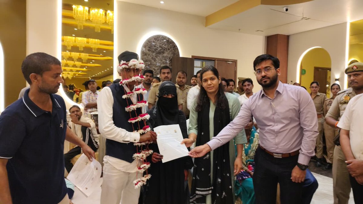 dmshravasti's tweet photo. ‘‘मुख्यमंत्री सामूहिक विवाह योजना’’ के तहत 23 जोड़ों का भव्य सामू���िक विवाह सम्पन्न कराया गया। जिसका मा0 जनप्रतिनिधिगणों एवं अधिकारियों ने द्वीप प्रज्वलित कर एवं कलश की पूजा कर शुभारम्भ किया तथा वर-वधुओं को प्रमाण पत्र व उपहार भेंट कर उन्हें आर्शीवाद प्रदान किया।  @CMOfficeUP https://t.co/Al2A5cqnK7