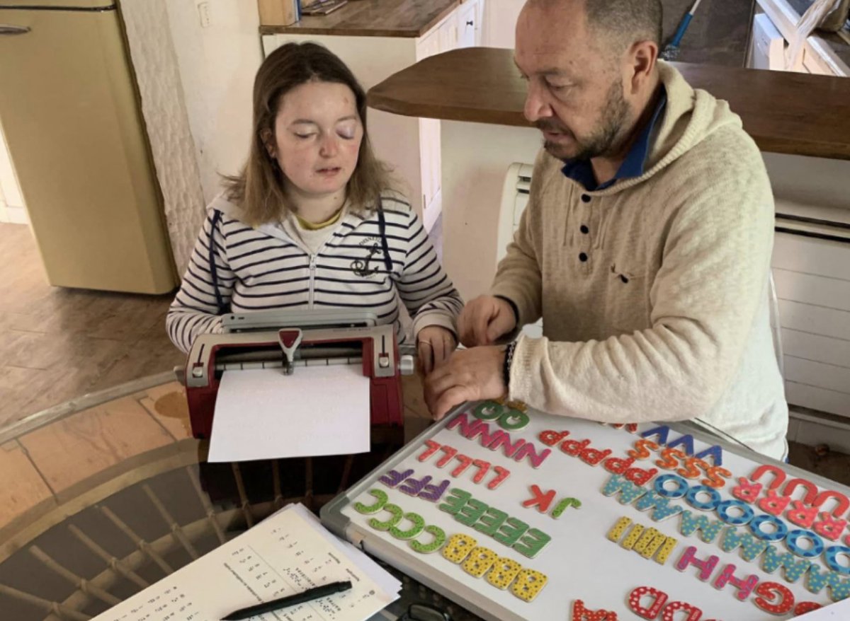 LMPositif's tweet photo. 🇫🇷💕 Paloma, une Niçoise de 22 ans devenue sourde et aveugle à la suite d'une maladie rare, traduit des livres pour enfants en braille ! Soutenue par ses proches, elle transforme son combat en une formidable mission pour rendre la lecture accessible aux plus jeunes. 👏 (Actu Nice)

📸 Asso Paloma Princesse