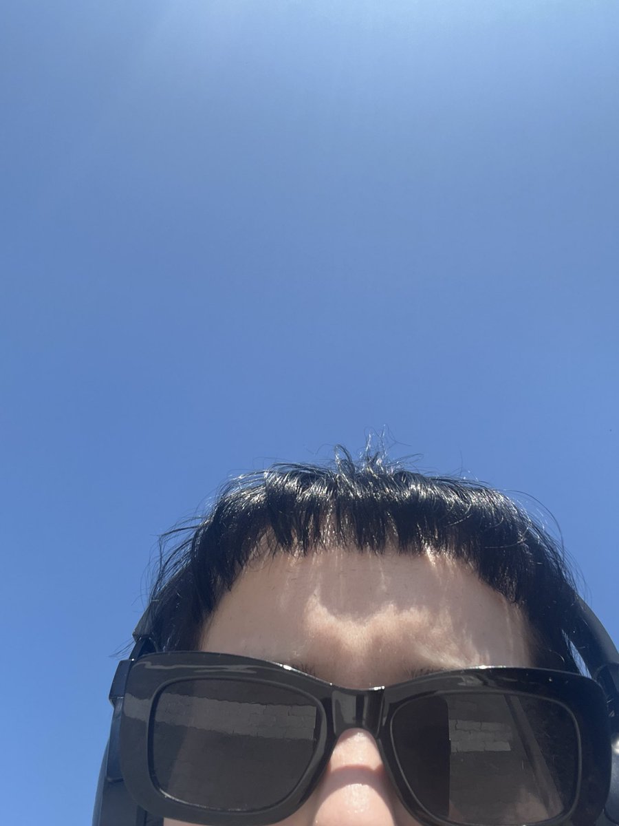ur_wahmen's tweet photo. проснулася в сьомій ранку і відстригла the most fucked up micro bang ever.
im thriving https://t.co/KLcAzA81mN
