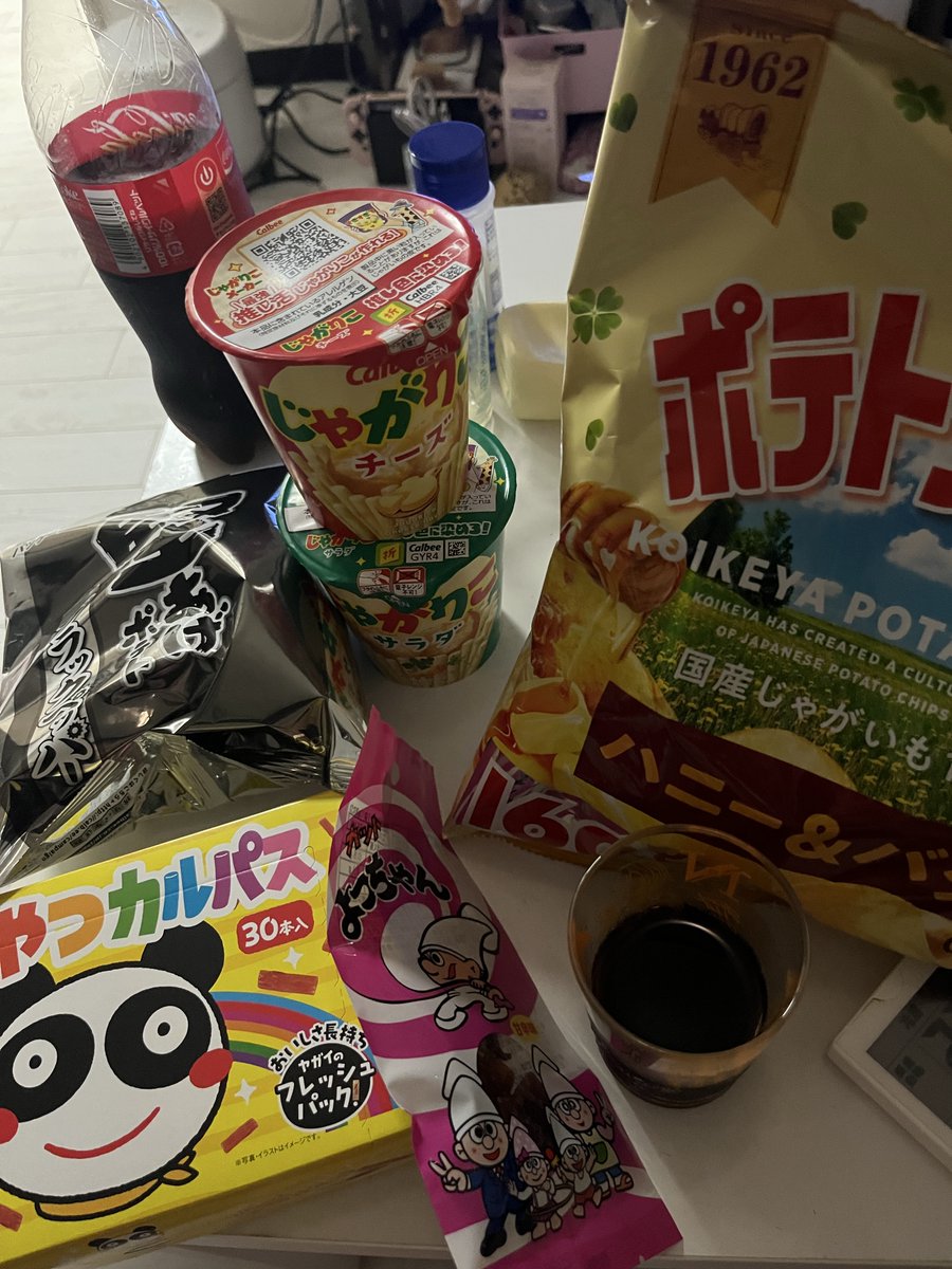 nuun_63's tweet photo. チャリでドンキまでいってお菓子たくさん買ってきた🐮明日でニート終わり😞 https://t.co/FMV3N9A7nE