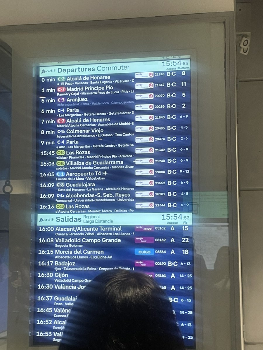 whitoutsense_'s tweet photo. @oscar_puente_ @CercaniasMadrid @Adif_es os estaréis riendo todos menos los que estamos esperando un tren que pone que pasaba a las 15:45 y son las 15:55 y sin vía sin tren sin una mierda!!!! https://t.co/pRhHF1MhI8