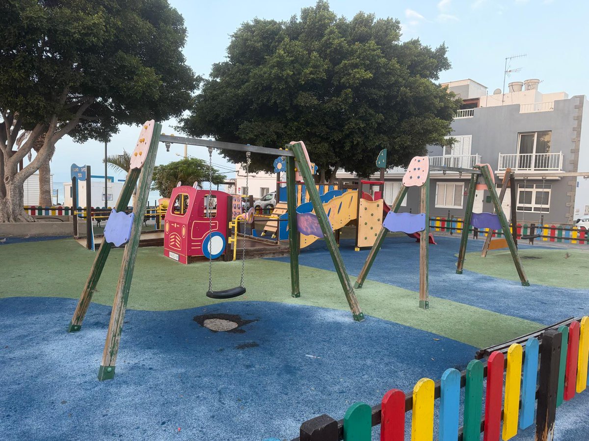 aytopajara's tweet photo. 🛝 Aprobamos la renovación del parque infantil de La Lajita con una inversión de 160.000 euros.

👥 Se trata de una acción que tiene como objetivo restaurar esta zona de ocio para los vecinos y vecinas del municipio.

#Pájara #parqueinfantil https://t.co/aznWR3LYRl