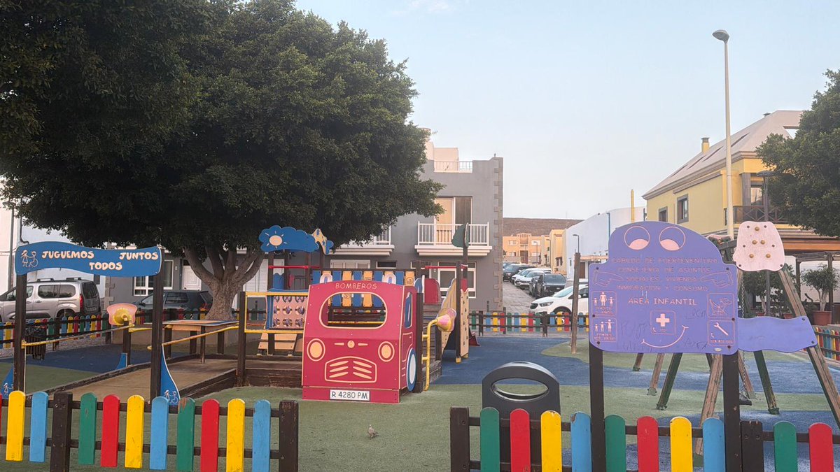aytopajara's tweet photo. 🛝 Aprobamos la renovación del parque infantil de La Lajita con una inversión de 160.000 euros.

👥 Se trata de una acción que tiene como objetivo restaurar esta zona de ocio para los vecinos y vecinas del municipio.

#Pájara #parqueinfantil https://t.co/aznWR3LYRl