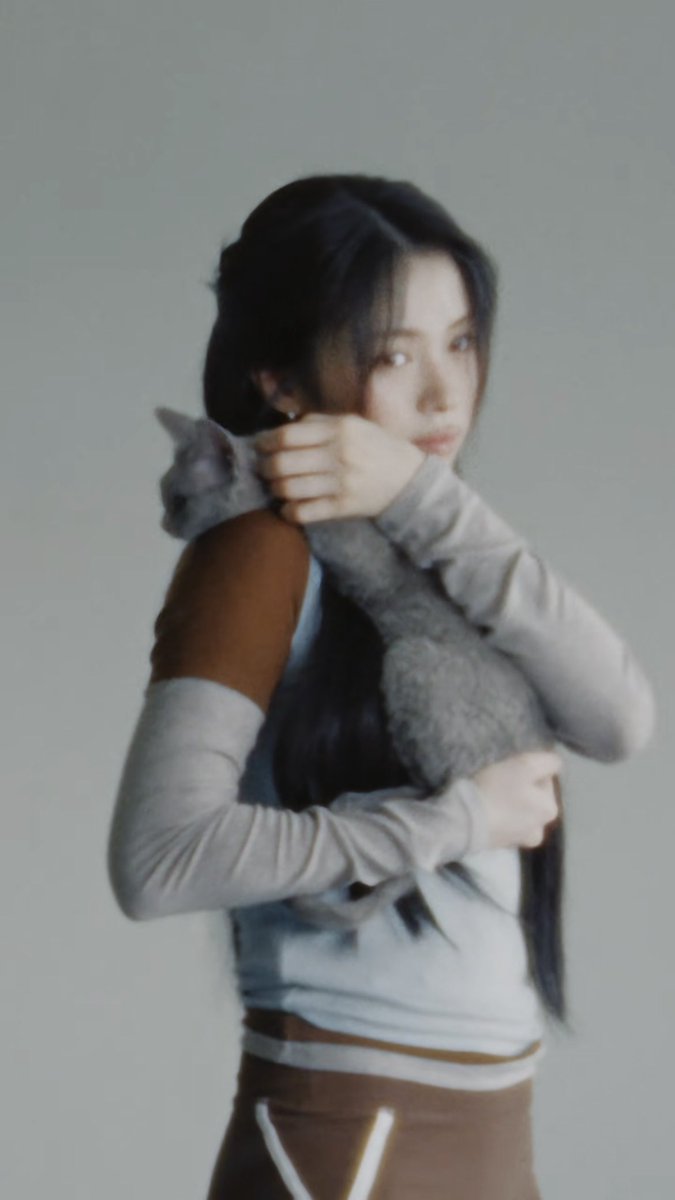thinkaboutryu's tweet photo. RYUJIN x GOODBAI Minuet #RYUJIN #류진 

Devon Rex Prune who participated in ITZY Ryujin’s GOODBAI advertisement shoot

“Before filming officially started, Ryujin came out from the waiting room and spent some time interacting with Laurent and Prune. We had a brief conversation and I found out that Ryujin is also an owner of Devon Rex cats. She said that their colors are almost identical to Laurent and Prune’s.

Since she is an experienced cat owner, she understood cats’ behaviors very well and helped guide Prune, who had trouble focusing during the shoot. 👍🏻🩷
And she was much, much prettier in person!!”