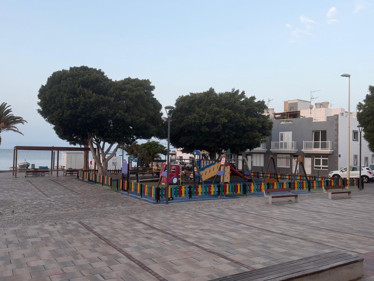 aytopajara's tweet photo. 🛝 Aprobamos la renovación del parque infantil de La Lajita con una inversión de 160.000 euros.

👥 Se trata de una acción que tiene como objetivo restaurar esta zona de ocio para los vecinos y vecinas del municipio.

#Pájara #parqueinfantil https://t.co/aznWR3LYRl