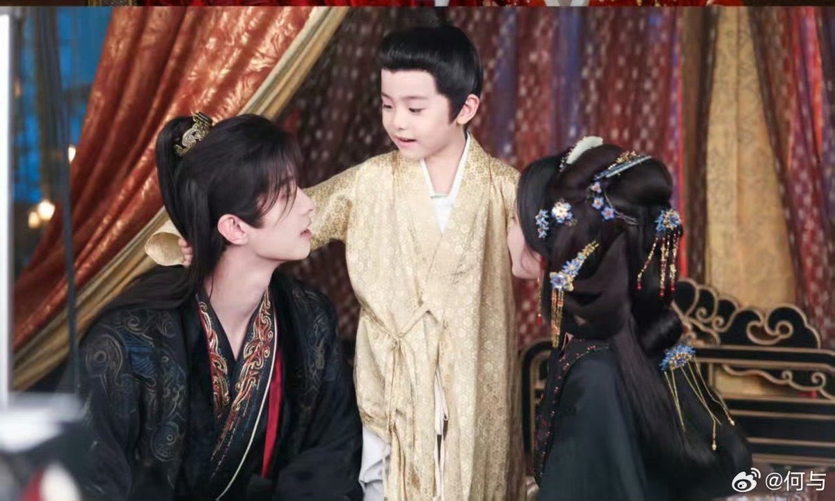 NashitaK's tweet photo. ช่วงที่เซียวหัวยงจากไป จะเห็นว่าแม้ผ่านไป4ปีแต่หัวยงในความทรงจำของซีเหอก็ยังคงเป็นคนเดิมที่หนุ่มผมดำหล่อเหลาและเฉลียวฉลาด​แต่พอหัวยงกลับมาจริงๆ เขากลับมาด้วยลุคที่นิ่งสุขุม มีผมขาวแซมและมีออร่าความเป็นพ่อคนมากขึ้น ตรงนี้ผกก.เก็บรายละเอียด​ได้ดีนะ
#บุหงาซ่อนคม #BlossomsOfPower https://t.co/FYbfLWV7ge