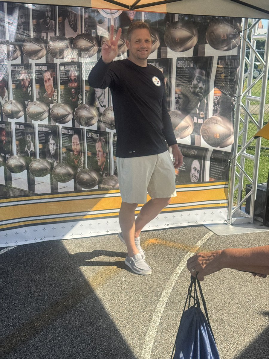 TimotRice's tweet photo. Special guest of today is a easy one. Guess who. #Steelers @steelers #nfl #herewego #steelernation #steelerscamp https://t.co/8W8jiJ1zEU