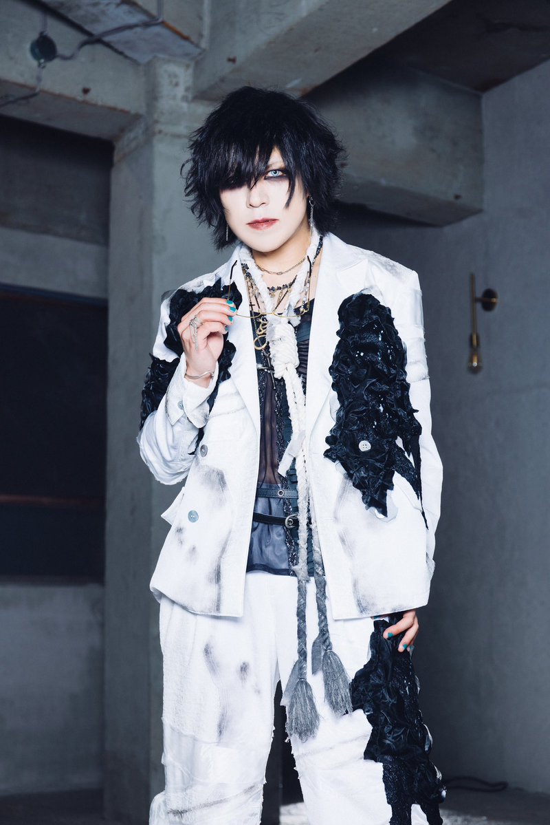 misui_official's tweet photo. 【NEW VISUAL】

現実放棄 -ANOTHER-

Bass. Tetsuya
Drum. LANA-ラナ- https://t.co/kB6t0KmDDZ