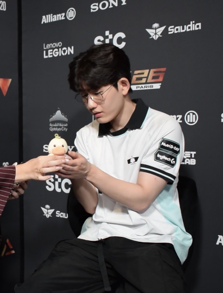 nasvisionz's tweet photo. career holding the duck mic like its the most precious thing in the world 🥹 https://t.co/hQbb6T0lAx