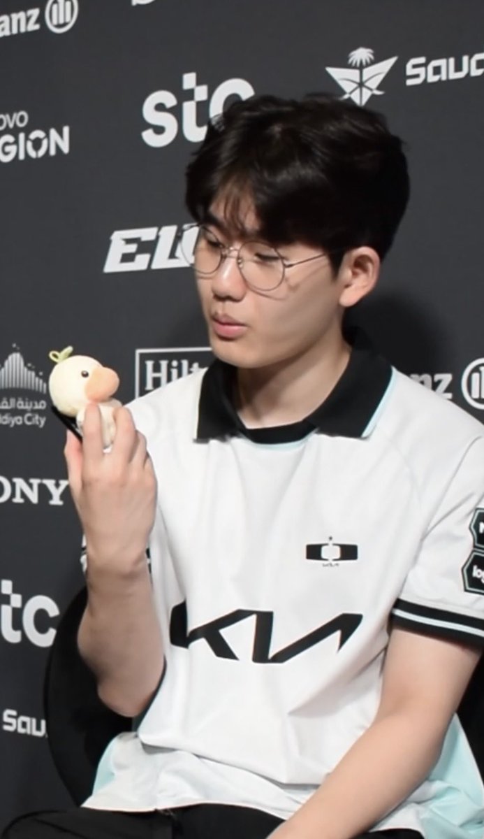 nasvisionz's tweet photo. career holding the duck mic like its the most precious thing in the world 🥹 https://t.co/hQbb6T0lAx