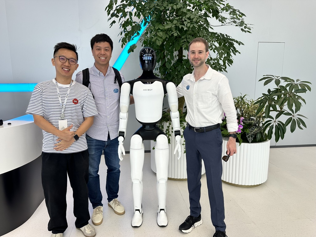 BlakeMarggraff's tweet photo. In Shenzhen, Shanghai, &amp; Guangzhou, the robots were cool, but the food was 🔥 https://t.co/NTkrdgdqbm