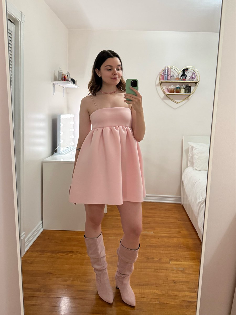 hobimoonave's tweet photo. outfit for tonight #ESTMontreal !! 💖 https://t.co/zlAJBwtDVr