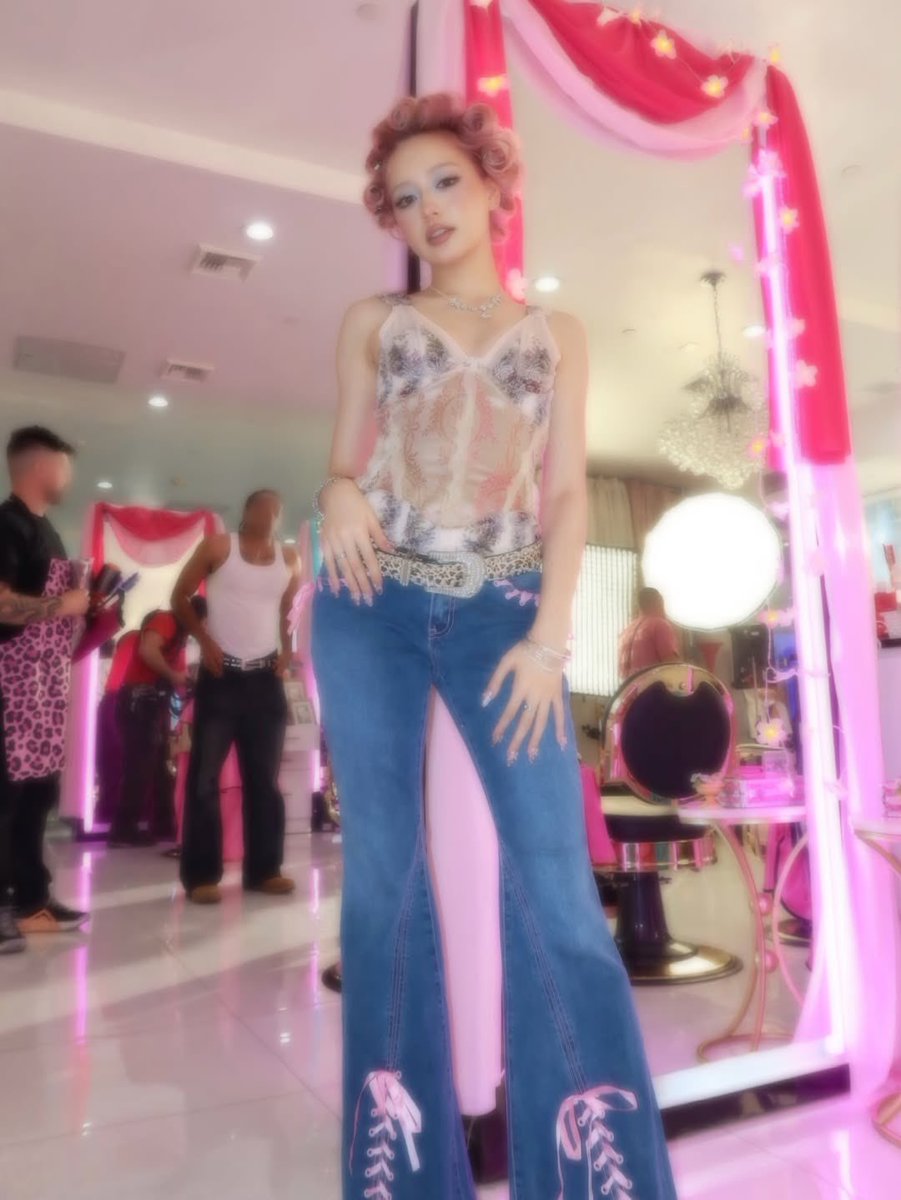 Eibeling's tweet photo. Caught in 4K glitter sparkle ˖  ☆ While channeling my early 2000s bratz doll energy ✨💖 https://t.co/Z3JKnGeBOd